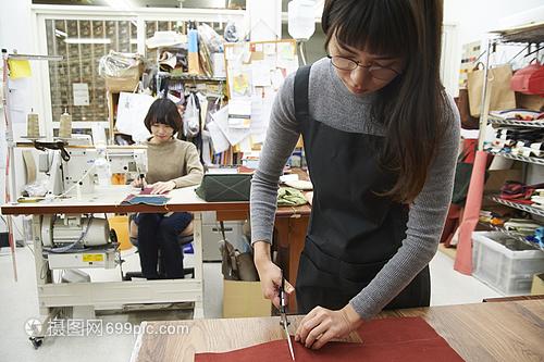 鋒刃成就優雅 日本精工女士剪刀與帆布產品的時尚融合
